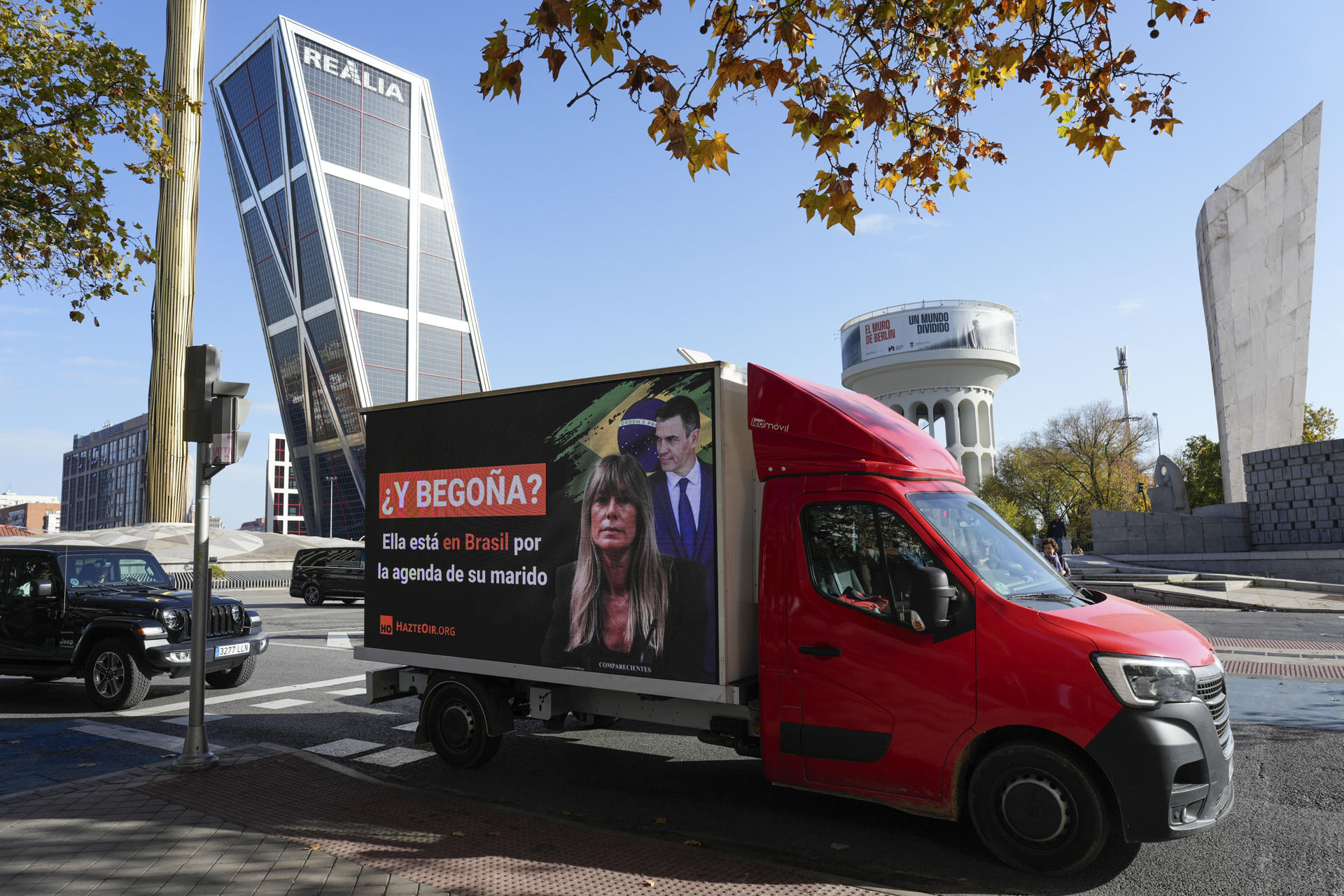 Una furgoneta con una lona contra el presidente del Gobierno y su mujer pasa junto a los juzgados de Plaza Castilla en Madrid este lunes donde el juez Juan Carlos Peinado ha citado como testigos al exconsejero madrileño y directivo del Instituto de Empresa Juan José Güemes y al director de la asesoría jurídica de la Universidad Complutense, Gabriel Ramón Navarro. EFE/ Borja Sanchez-Trillo
