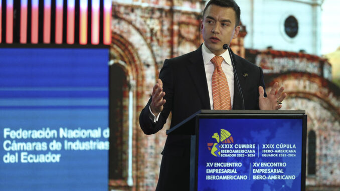 El presidente de Ecuador, Daniel Noboa, habla durante un acto en la Cumbre Iberoamericana en Cuenca (Ecuador). EFE/ José Jácome
