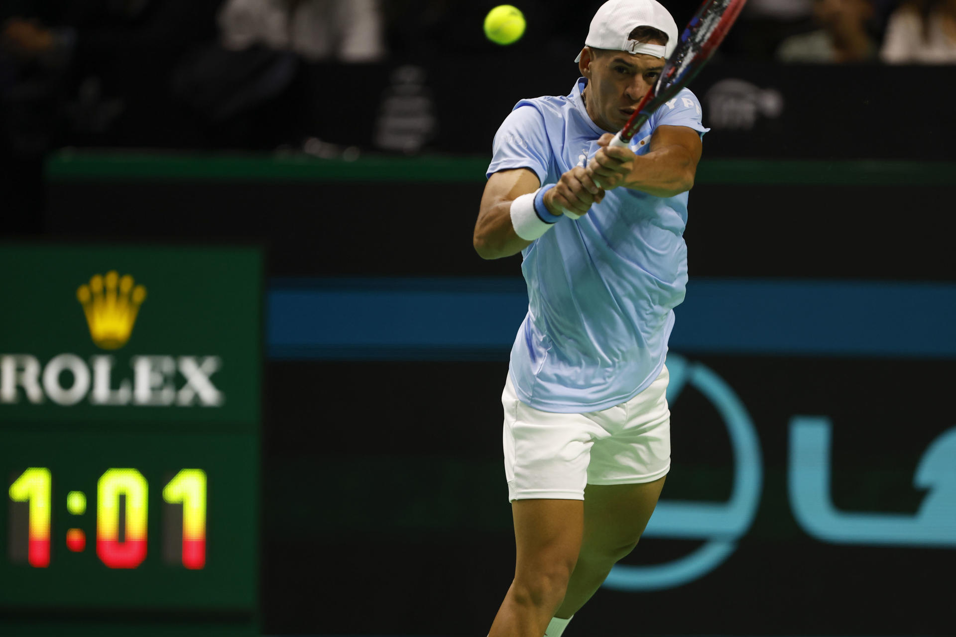 El tenista argentino Sebastián Báez devuelve la bola al italiano Jannick Sinner, durante el partido de cuartos de final de la Copa Davis de tenis que se disputa hoy jueves en el Pabellón José María Martín Carpena de Málaga. EFE/Jorge Zapata
