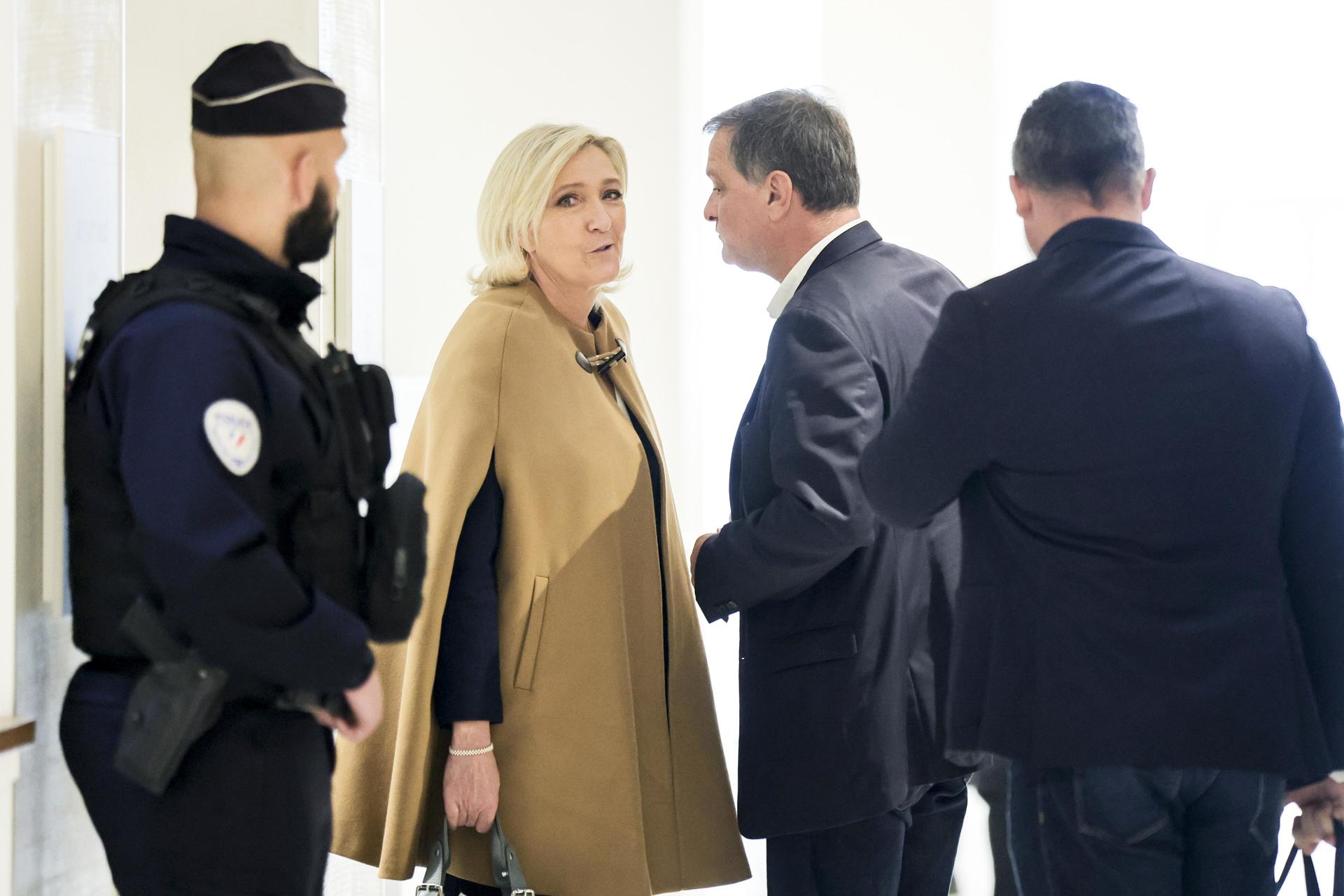 Marine Le Pen, líder de la ultraderecha francesa, durante el juicio en su contra en París. EFE/EPA/TERESA SUAREZ
