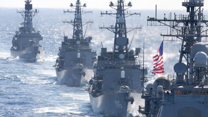 Fotografía de archivo en donde se ven barcos de las Fuerzas de Autodefensa Marítima de Japón y de la Marina de Estados Unidos, que llevan a cabo maniobra militar. EFE/HITOSHI MAESHRIO
