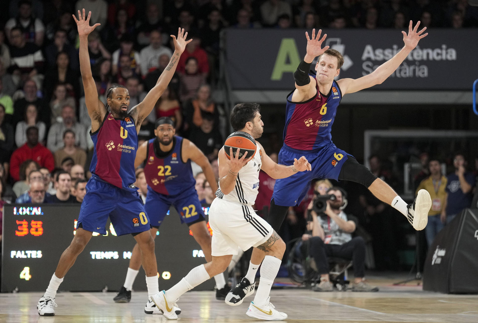 Los jugadores del Barça Jan Veselý (d) y Punter (i) luchan un balón con Facundo Campazzo, del Real Madrid, durante el partido de EuroLiga que Barça y Real Madrid disputan este jueves en el Palau Blaugrana, en Barcelona. EFE/ Enric Fontcuberta
