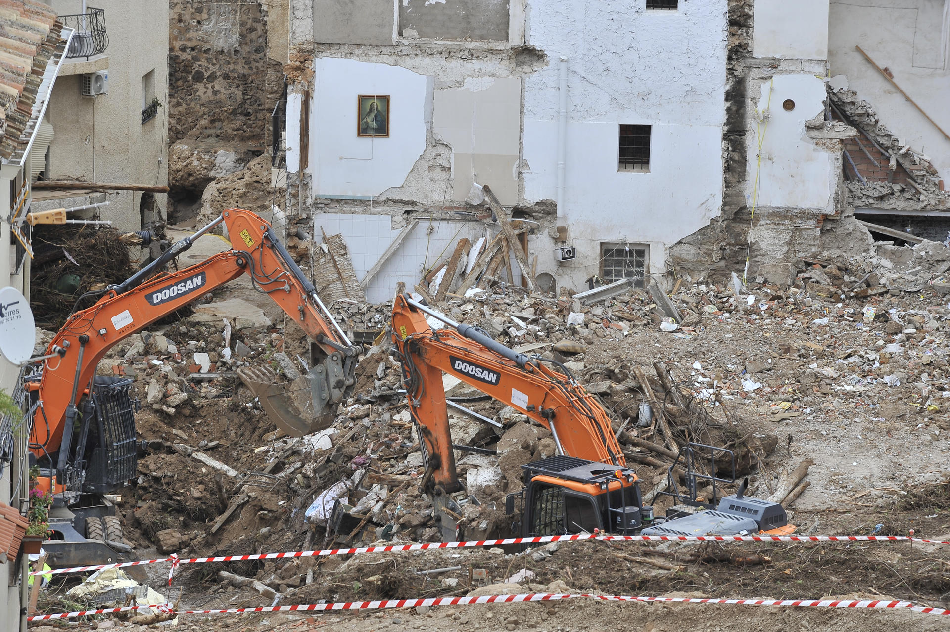 Máquinas escavadoras continúan con las labores de relleno del terreno, este lunes en Letur. Continúa la búsqueda de cuatro personas desaparecidas en Letur (Albacete) tras la riada del martes 29 de octubre, mientras que el Gobierno de Castilla-La Mancha constituye la comisión de coordinación para la reconstrucción de este municipio albacetense, gravemente afectado por la DANA.EFE/ Manu
