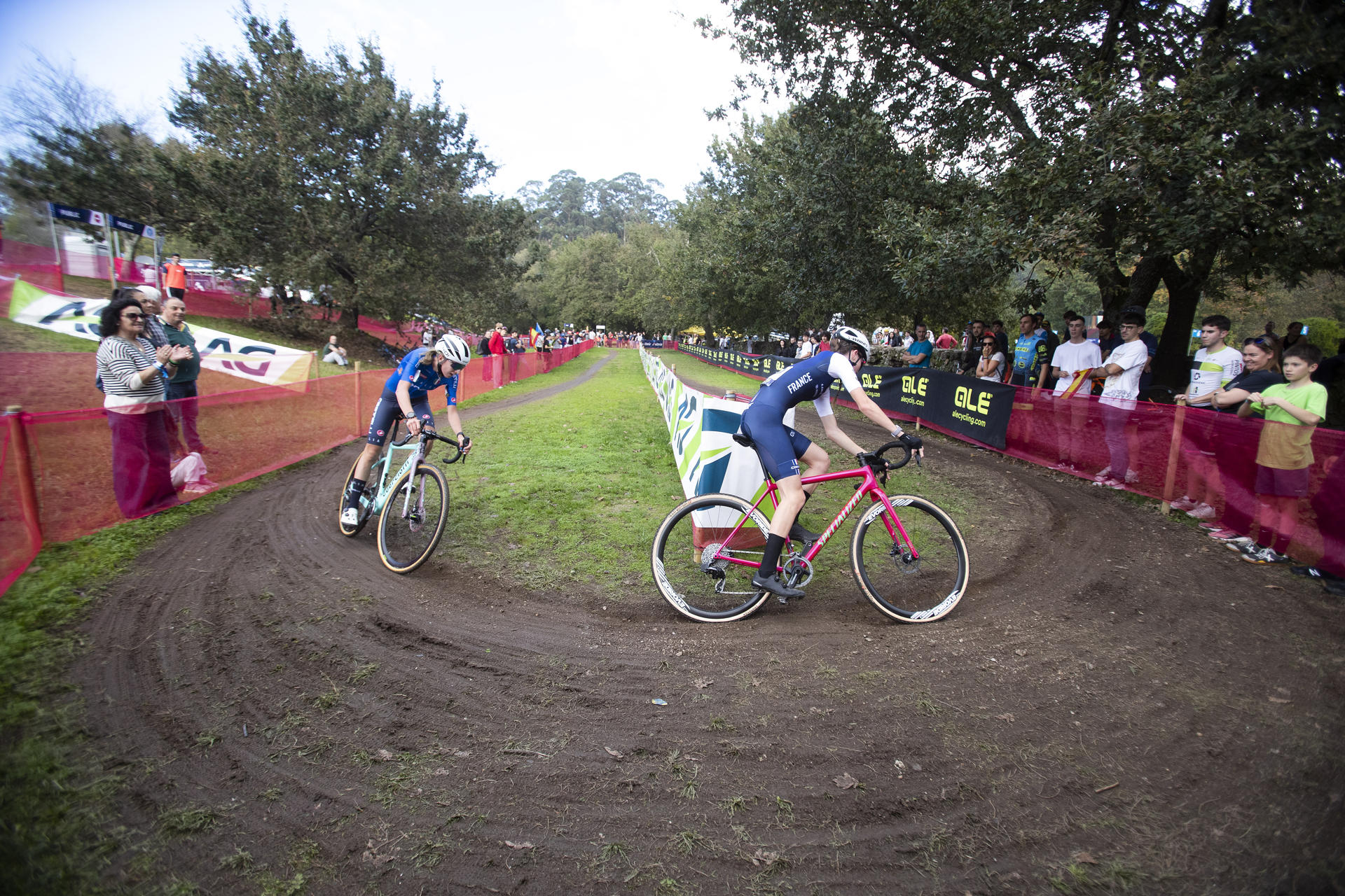 El francés Lise Rebol y el italiano Giorgio Pellizoti durante la prueba de relevos del Campeonato de Europa de Ciclocross UEC, que se celebra en la ciudad de Pontevedra, este sábado. EFE / Salvador Sas
