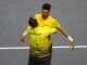 El tenista australiano Thanasi Kokkinakis (d) celebra su victoria por 6-1, 4-6 y 7-6 (16-14) ante el estadounidense Ben Shelton durante el partido de cuartos de final de la Copa Davis entre Estados Unidos y Australia disputado en el pabellón José María Martín Carpena de Málaga, España, el 21 de noviembre de 2024. EFE/Jorge Zapata