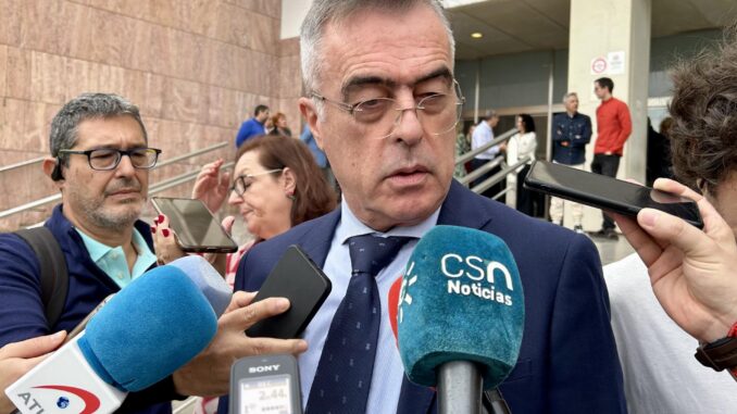 El exalcalde socialista de Estepona (Málaga) Antonio Barrientos, a la salida este viernes de los juzgados de Málaga donde se ha hecho pública la sentencia del macrojuicio por el caso Astapa contra la corrupción política-urbanística, con 37 procesados, y en el ha sido condenado a cinco meses y siete días de suspensión de empleo y cargo público por un delito continuado de cohecho y a una multa de 40.000 euros. EFE/Esther Gómez
