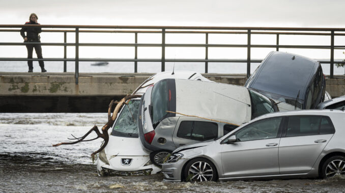 Una treintena de vehículos han sido arrastrados de madrugada por el agua en una riera en Cadaqués, en la comarca gerundense del Alt Empordà, donde está activada la prealerta ante la previsión de que la lluvia que cae pueda acumular 100 litros por metro cuadrado en 24 horas. EFE/David Borrat
