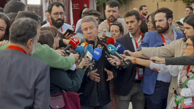 El presidente de Castilla-La Mancha, Emiliano García-Page, hace declaraciones a la prensa a su llegada al 41 Congreso Federal socialista en Sevilla, en las que ha criticado este sábado la falta de autocrítica del PSOE y ha recomendado a su formación no tomar el papel de "víctima" para defenderse de los bulos en los procesos judiciales abiertos contra algunos dirigentes socialistas. EFE/Diego Tavero
