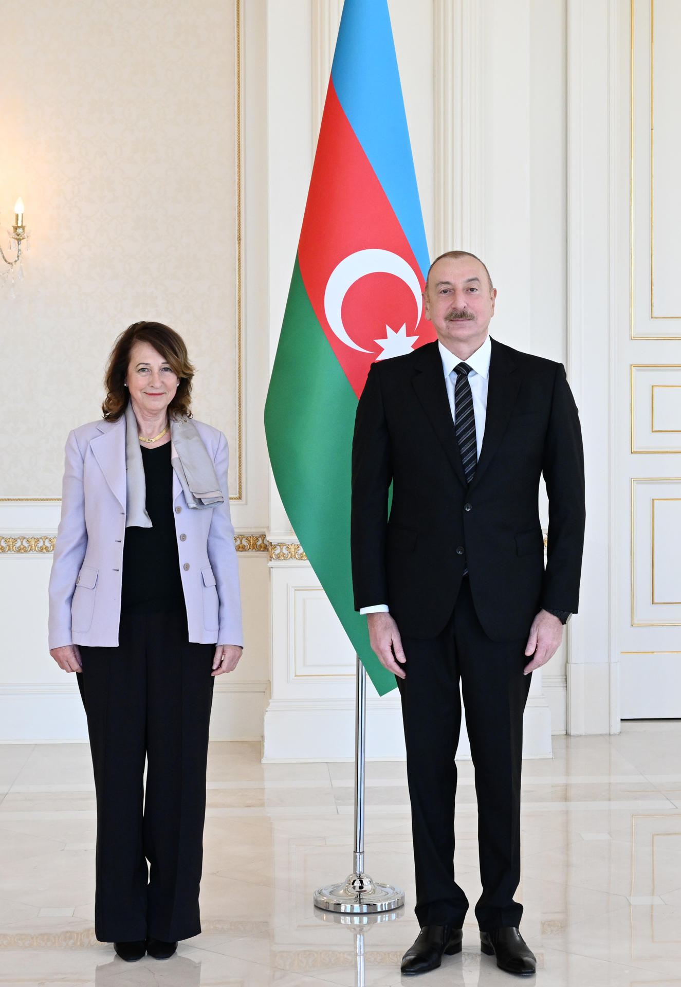 El presidente de Azerbaiyán, Ilham Aliyev (d), recibió hoy las cartas credenciales de la nueva embajadora de España en el país, Cristina Latorre Sancho (i), y aprovechó la ocasión para reiterar sus condolencias por las víctimas de las inundaciones causadas por la dana en Valencia y otras regiones españolas. EFE/Presidencia Azerbaiyán/Vugar Amrullayev -SOLO USO EDITORIAL/SOLO DISPONIBLE PARA ILUSTRAR LA NOTICIA QUE ACOMPAÑA (CRÉDITO OBLIGATORIO)-
