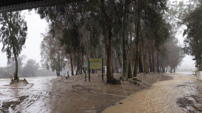 Imagen del río Guadalhorce a su paso por la Estación de Cártama, este miércoles en el que las comarcas malagueñas de la Axarquía, de la Costa del Sol y del Guadalhorce han entrado a las 10.00 horas en aviso rojo por riesgo extremo ante la previsión de fuertes lluvias de hasta 120 litros por metro cuadrado en doce horas, según la Agencia Estatal de Meteorología (Aemet).EFE/Carlos Díaz
