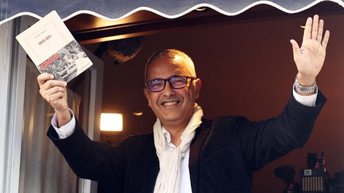 El escritor argelino Kamel Daoud celebra en el restaurante Drouant tras ganar el Premio Literario Goncourt 2024 por su libro 'Houris' en París, Francia, el 04 de noviembre de 2024. El Prix Goncourt se otorga anualmente a un autor por la organización literaria francesa 'Société littéraire des Goncourt' (Académie Goncourt). Francia EFE/EPA/CHRISTOPHE PETIT TESSON
