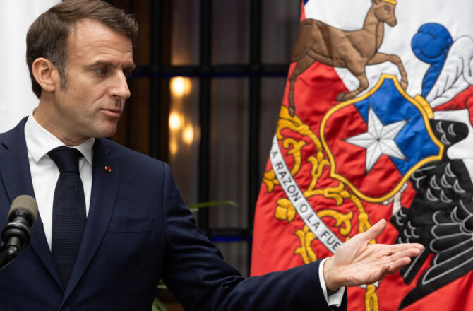 El presidente de Francia, Emmanuel Macron, habla en un acto con su homólogo de Chile, Gabriel Boric, este miércoles, en el Palacio de la Moneda en Santiago (Chile). EFE/ Ailen Díaz