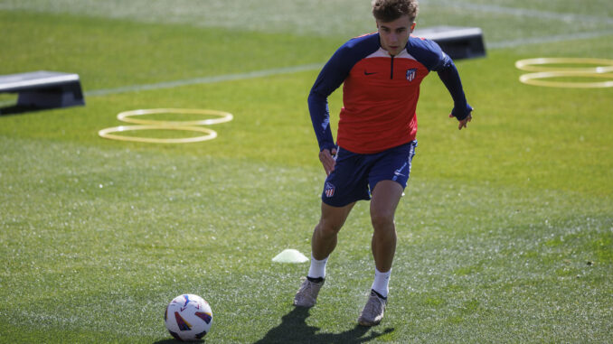 Pablo Barrios, durante el entrenamiento de este viernes. EFE/Rodrigo Jiménez
