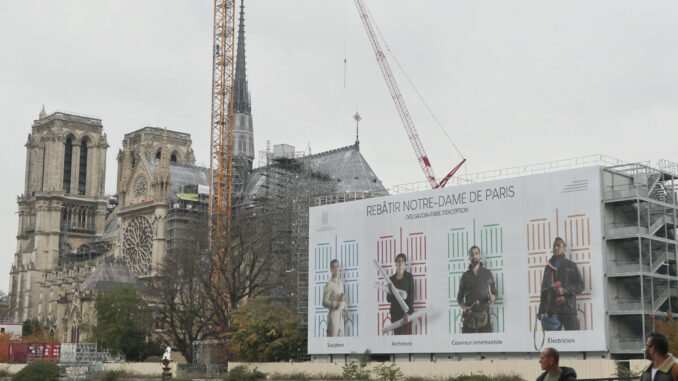 Andamios y grúas en el exterior de la catedral de Notre Dame en París este miércoles. Una ceremonia de perfil oficial el 7 de diciembre, a la que acudirá el presidente francés, Emmanuel Macron, e invitados de alto nivel, y una misa el 8 de diciembre reabrirán la catedral de Notre Dame tras algo más de cinco años de restauraciones por el grave incendio de abril de 2019. EFE/ Edgar Sapiña Manchado
