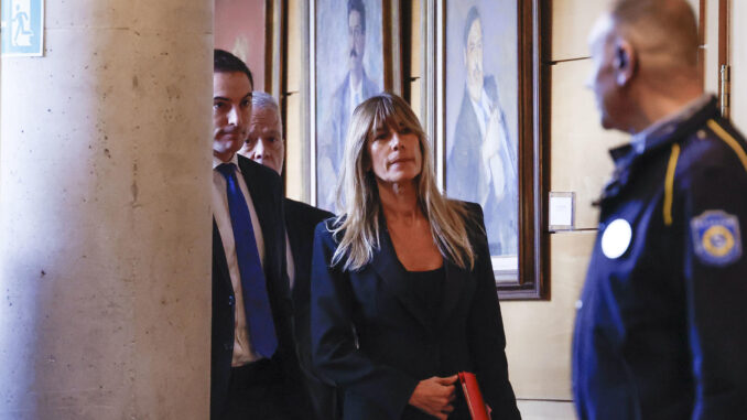 Begoña Gómez, esposa del presidente del gobierno Pedro Sánchez, llega para comparecer en la primera sesión de la comisión de investigación en la Asamblea de Madrid. EFE/Javier Lizón
