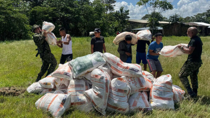 Fotografía de archivo cedida de militares llevando más de 300 kits de ayudas humanitarias con el fin de mitigar las afectaciones por la ola invernal, este lunes en Alto Baudó (Colombia). EFE/Ejército de Colombia
