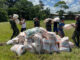 Fotografía de archivo cedida de militares llevando más de 300 kits de ayudas humanitarias con el fin de mitigar las afectaciones por la ola invernal, este lunes en Alto Baudó (Colombia). EFE/Ejército de Colombia