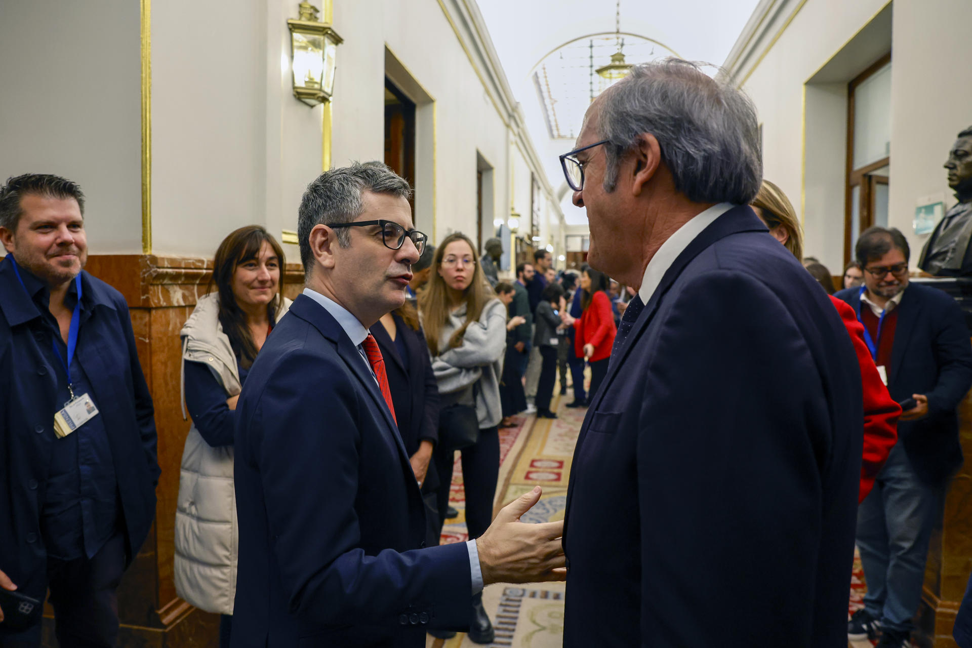 El Defensor del Pueblo, Ángel Gabilondo, saluda al ministro de la Presidencia, Félix Bolaños, tras la presentación del informe sobre los abusos sexuales en el ámbito de la Iglesia católica y el papel de los poderes públicos, este jueves en el Congreso. EFE/Javier Lizón
