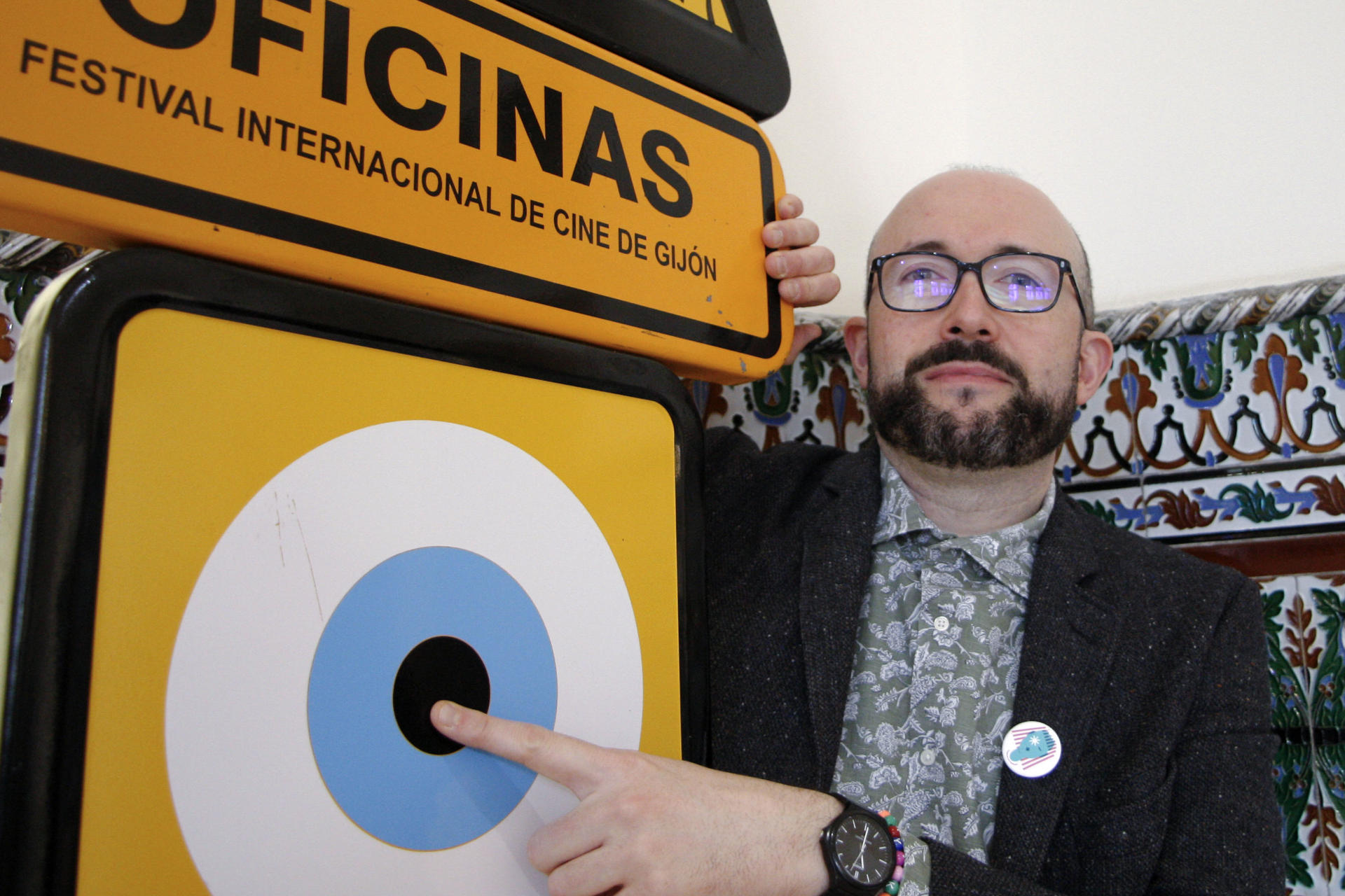 El director del Festival Internacional de Cine de Gijón (FICX), Alejandro Díaz Castaño, (Bimenes, Asturias, 1979) quiere mantener el estilo “rompedor y de vanguardia” característico del certamen que se realiza cada año desde hace más seis décadas porque considera que el glamour y la alfombra roja son prescindibles y apuesta por programar películas “que generen pensamiento crítico”. “El glamour y la alfombra roja no nos interesan, son algo accesorio, lo que pretendemos es que el festival genere debate con películas que nos enriquezcan a todos porque generan pensamiento crítico”, ha dicho Díaz Castaño en una entrevista con EFE antes del inicio, mañana, de la 62ª edición del certamen. EFE/ Juan González
