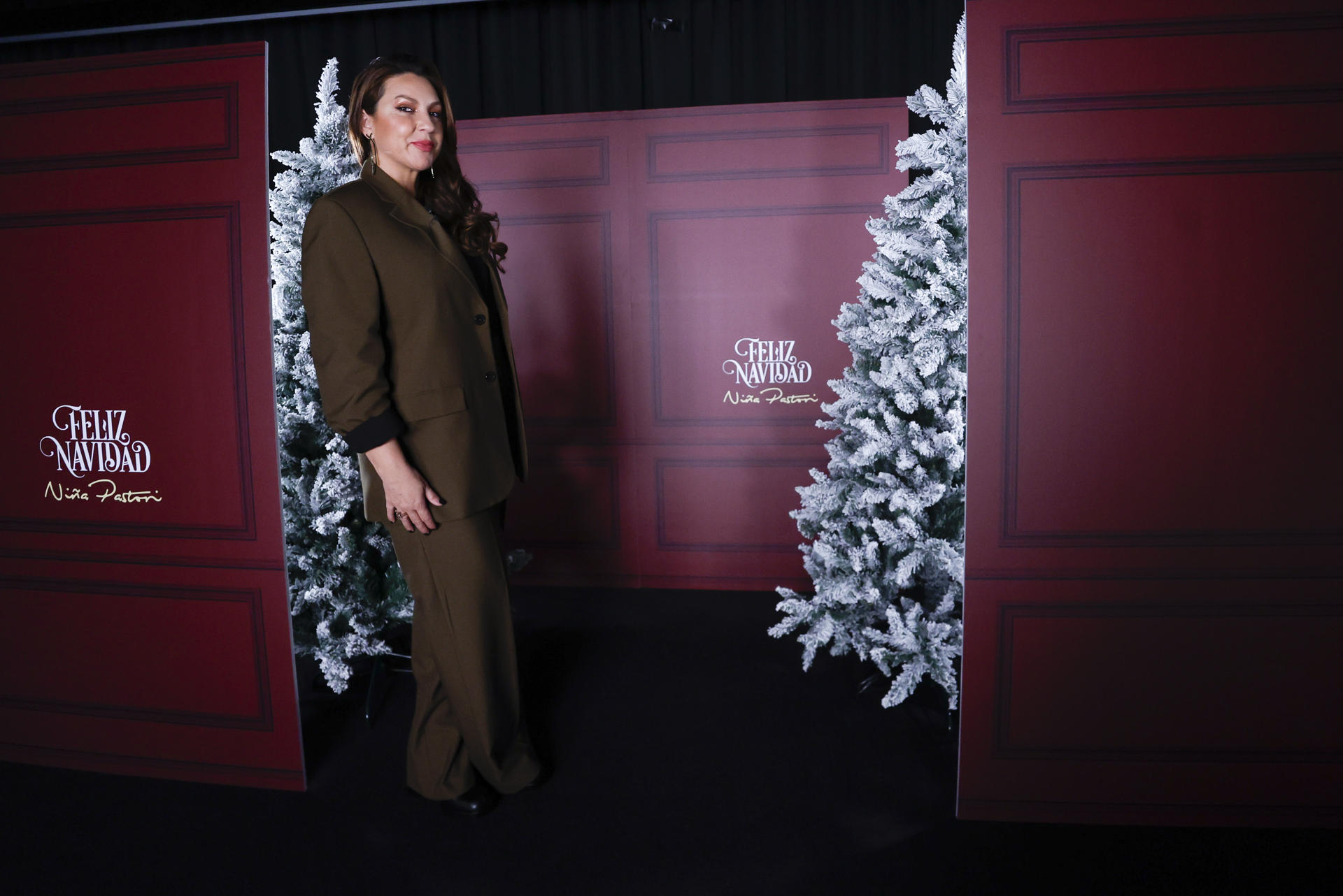 "Poder cantar canciones que he escuchado toda la vida y darles una vuelta para que brillen de una forma diferente ha sido maravilloso", cuenta a EFE la artista Niña Pastori ante un disco que pone a la Navidad su toque flamenco. EFE/Javier Lizón
