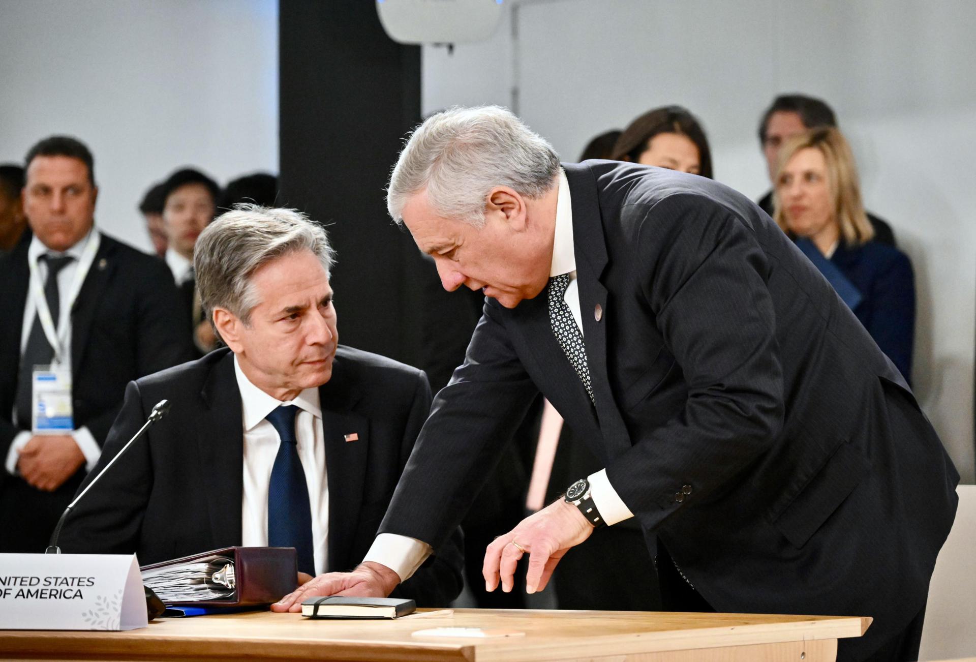 El Ministro de Relaciones Exteriores de Italia, Antonio Tajani (D), habla con el Secretario de Estado de EE. UU., Antony Blinken, durante la Reunión de Ministros de Relaciones Exteriores del G7, Fiuggi, Italia, 26 de noviembre de 2024. (Italia) EFE/EPA/ALESSANDRO DI MEO
