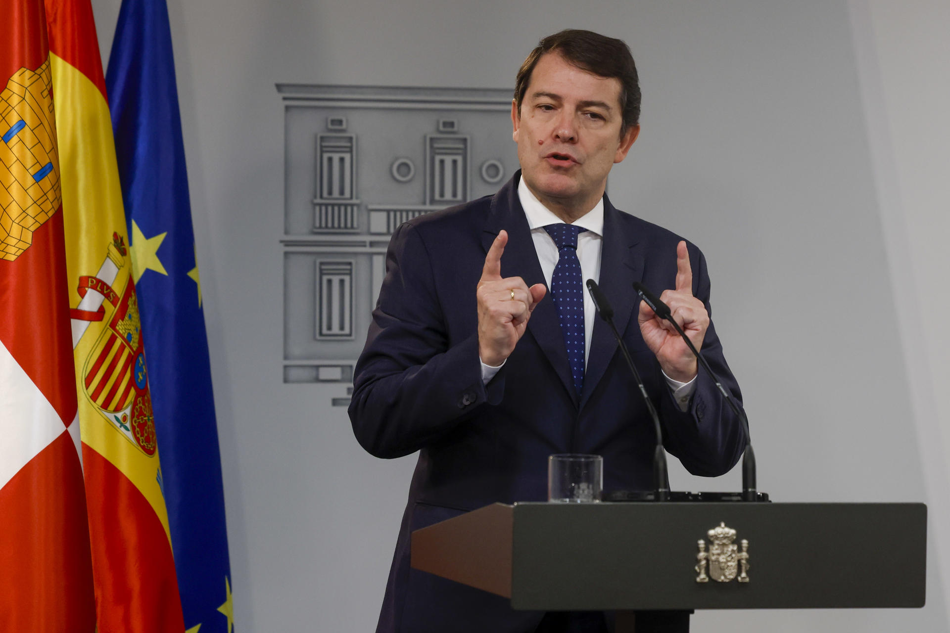 El presidente de la Junta de Castilla y León, Alfonso Fernández Mañueco, durante la rueda de prensa que ha ofrecido tras la reunión mantenida con el presidente del Gobierno, Pedro Sánchez, dentro de la ronda de contactos abierta con los presidentes autonómicos tras pactar con ERC una financiación singular para Cataluña, este viernes en el Palacio de La Moncloa. EFE/ JJ Guillén
