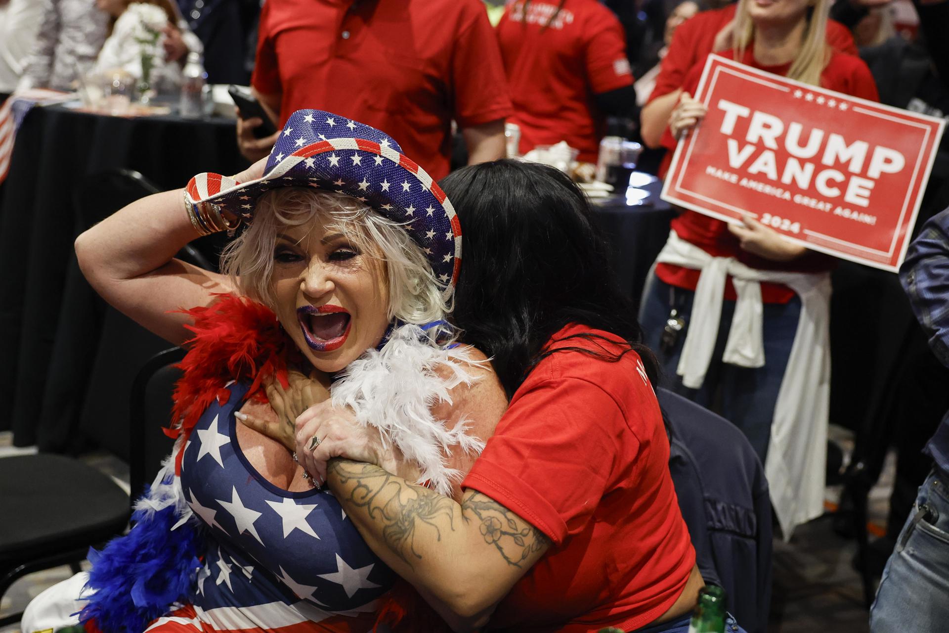 Seguidores de Donald Trump celebran la victoria del republicano en las elecciones presidenciales de Estados Unidos, en un hotel de Las Vegas, Nevada. EFE/ Caroline Brehman
