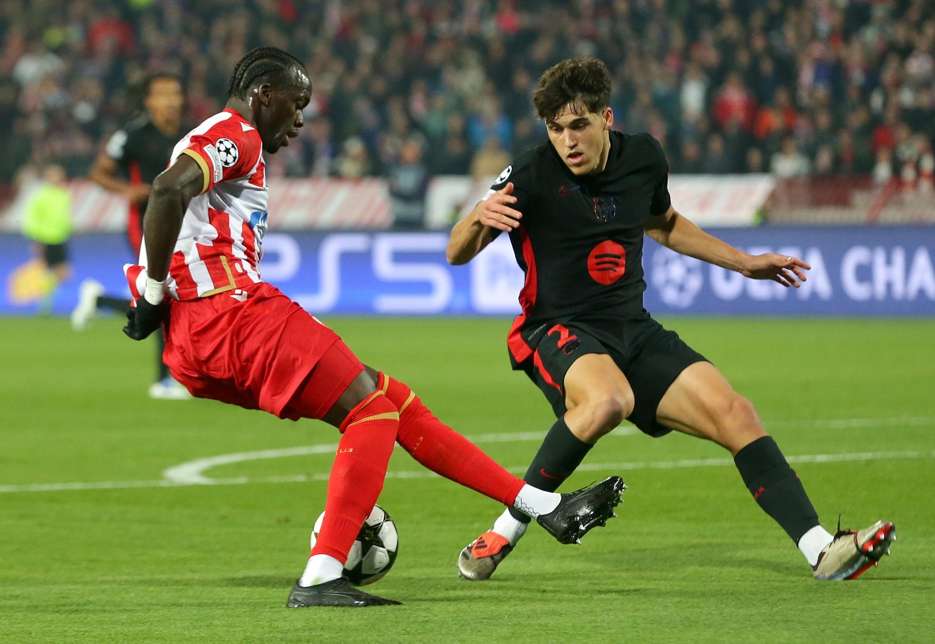 El jugador del Estrella Roja Silas (I) ante Pau Cubarsi, del Barcelona, durante el partido de la UEFA Champions League league que han jugado FC Crvena zvezda y FC Barcelona, en Belgrado, Serbia. EFE/EPA/ANDREJ CUKIC
