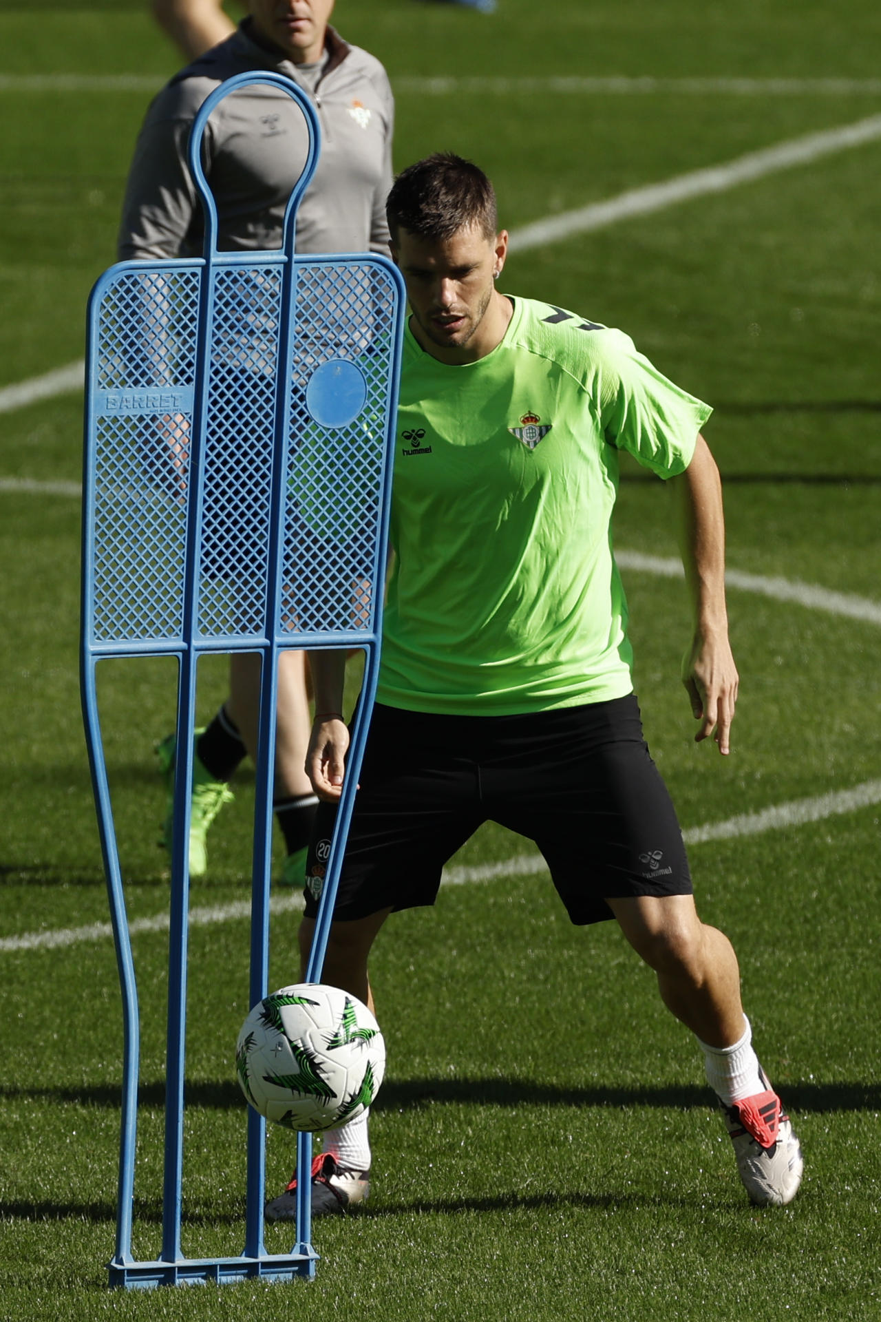 El jugador argentino del Real Betis, Giovani Lo Celso (c), incorporado ya tras su lesión a la sesión de entrenamiento de su equipo este miércoles en el estadio Benito Villamarín, donde mañana juegan ante el NK Celje en el tercer partido de la liguilla de la Liga Conferencia. EFE/ Julio Muñoz
