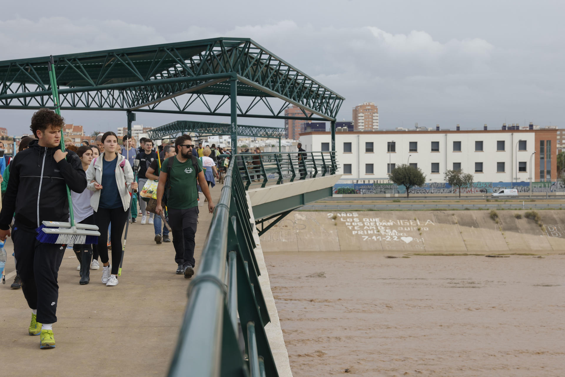 Miles de personas se desplazan desde Valencia a La Torre para ayudar a los afectados por las inundaciones causadas por la DANA, este viernes. EFE/Ana Escobar
