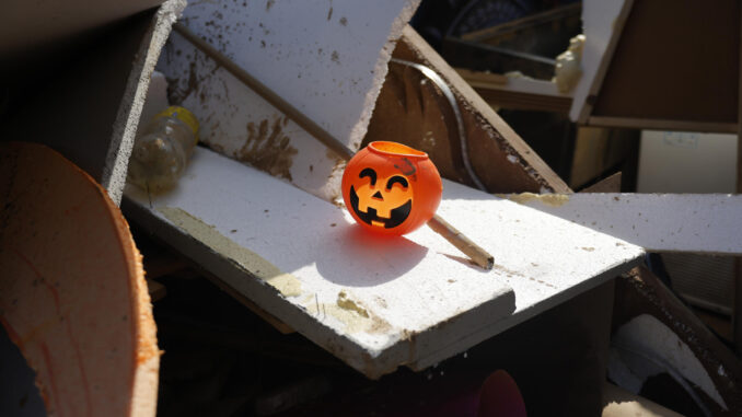 Una calabaza de plástico entre los escombros acumulados en Catarroja (Valencia), este miércoles. EFE/Ana Escobar
