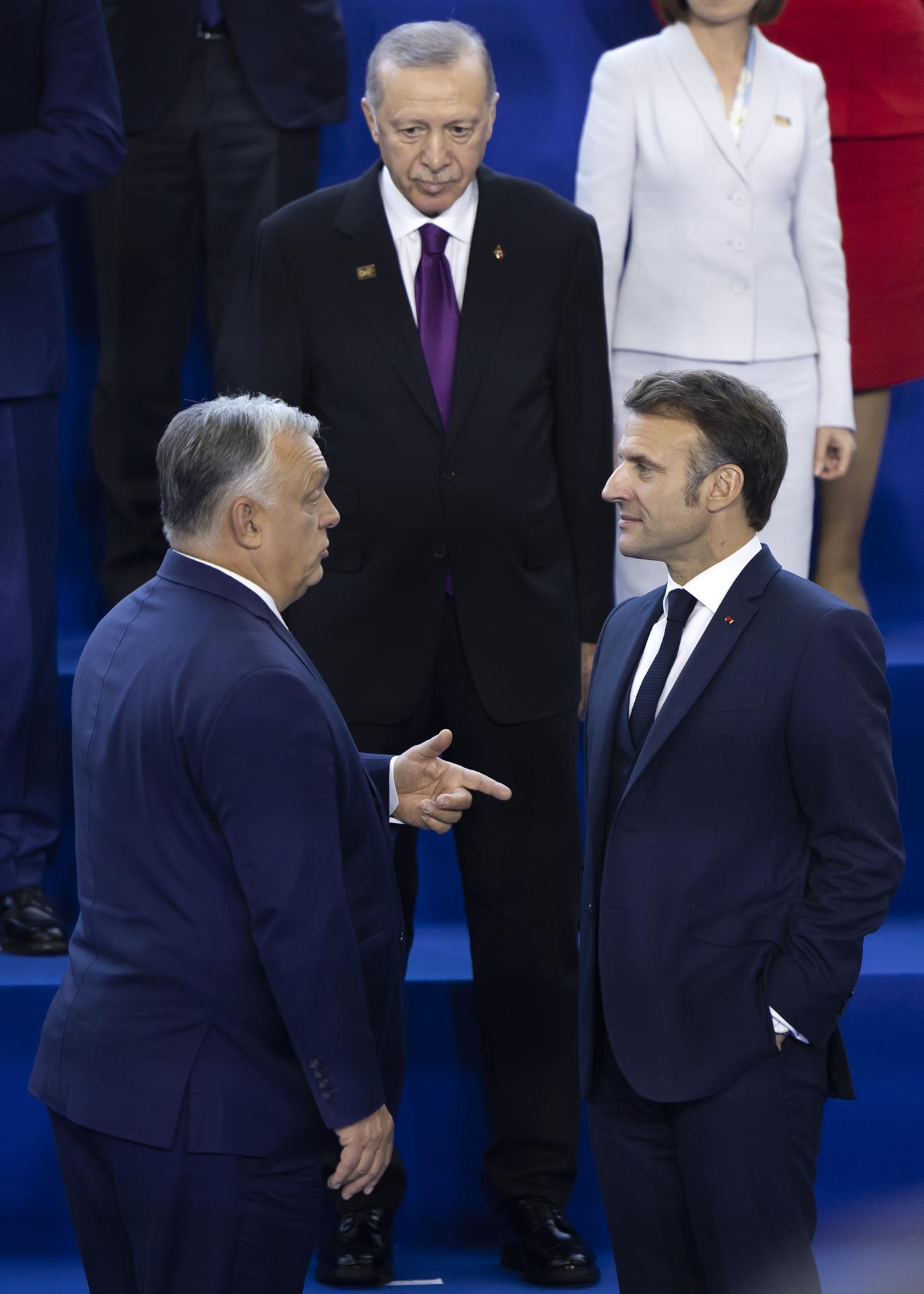 El presidente húngaro Viktor Orban (I) habla con el presidente de Francia Emmanuel Macron (D) junto al presidente de Turquía Recep Tayyip Erdogan (fondo) mientras se preparan para una foto grupal en la Cumbre de la Comunidad Política Europea (CPE) en el Estadio Puskas en Budapest, Hungría, 07 de noviembre de 2024. (Francia, Hungría, Turquía) EFE/EPA/PETER KLAUNZER
