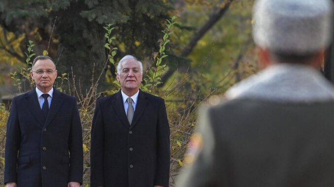 El presidente armenio Vahagn Khachaturyan (C) y el presidente polaco Andrzej Duda (L) asisten a una ceremonia oficial de bienvenida antes de su reunión en el Palacio Presidencial en Ereván, Armenia, el 26 de noviembre de 2024.  (Polonia) EFE/EPA/MARCIN OBARA POLONIA FUERA
