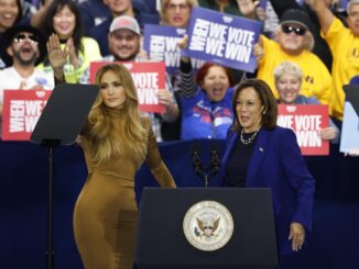 La candidata demócrata Kamala Harris (derecha) con la cantante Jennifer Lopez en Las Vegas. EFE/EPA/BIZUAYEHU TESFAYE