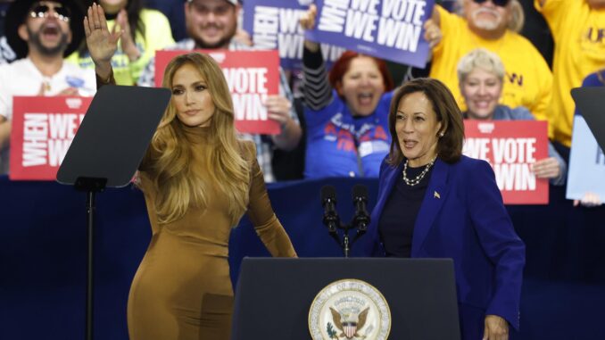 La candidata demócrata Kamala Harris (derecha) con la cantante Jennifer Lopez en Las Vegas. EFE/EPA/BIZUAYEHU TESFAYE
