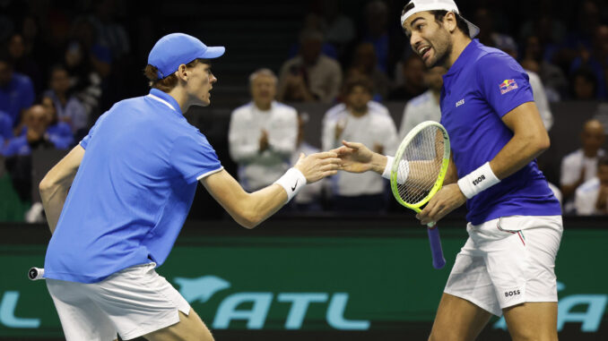 El tenista italiano Jannick Sinner (i) y su compañero Matteo Berrettini celebran un punto conseguido en el partido de dobles de cuartos de final de la Copa Davis de tenis que disputan ante los argentinos Máximo González y Andrés Molteni, disputado hoy jueves en el Pabellón José María Martín Carpena de Málaga. EFE/Jorge Zapata
