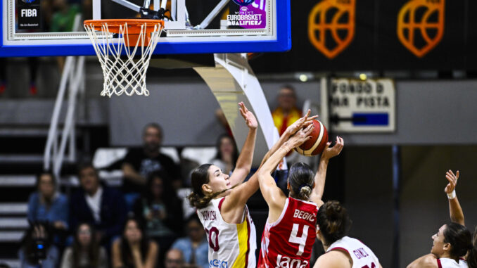 La jugadora española Nerea Hermosa (i) defiende a la croata Ana Marija Begic durante el partido entre España y Croacia, clasificatorio para el Eurobasket femenino, este domingo en Castellón de la Plana. EFE/ Andreu Esteban
