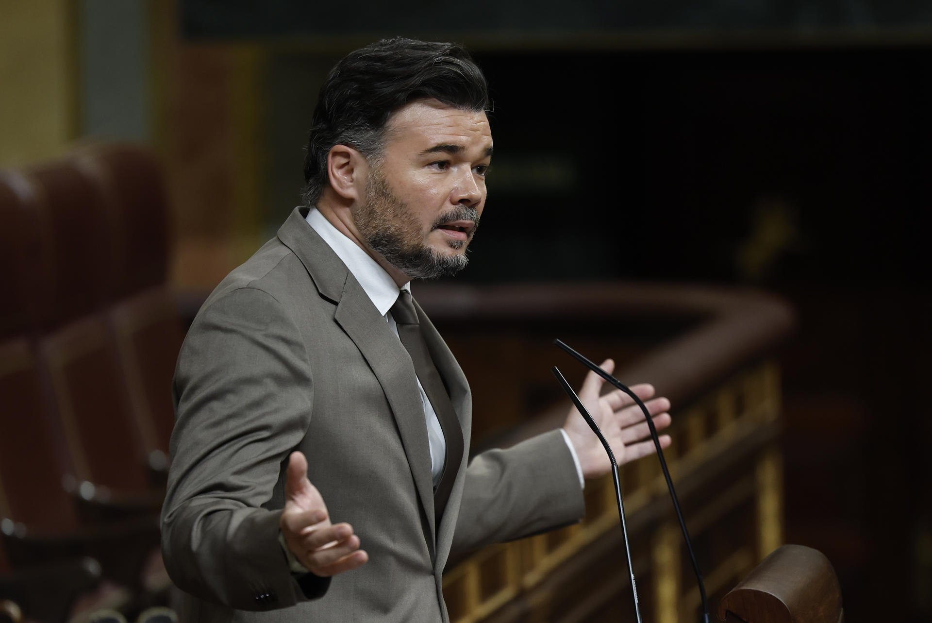 El portavoz de ERC, Gabriel Rufián, durante su intervención tras la comparecencia del presidente del Gobierno, Pedro Sánchez, este miércoles ante el pleno del Congreso para informar de la gestión de la dana. EFE/ Chema Moya
