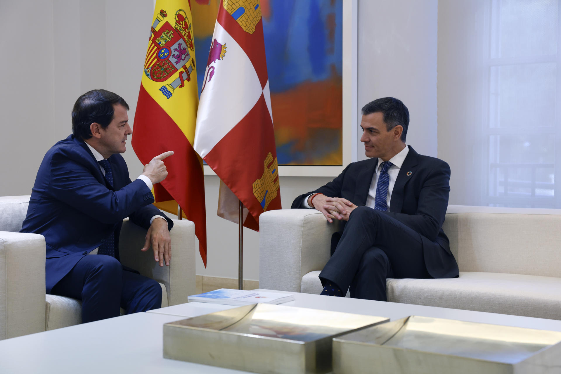 El presidente del Gobierno, Pedro Sánchez, recibe al presidente de la Junta de Castilla y León Alfonso Fernández Mañueco, dentro de la ronda de contactos abierta con los presidentes autonómicos tras pactar con ERC una financiación singular para Cataluña, este viernes en el Palacio de La Moncloa.-EFE/ JJ Guillén
