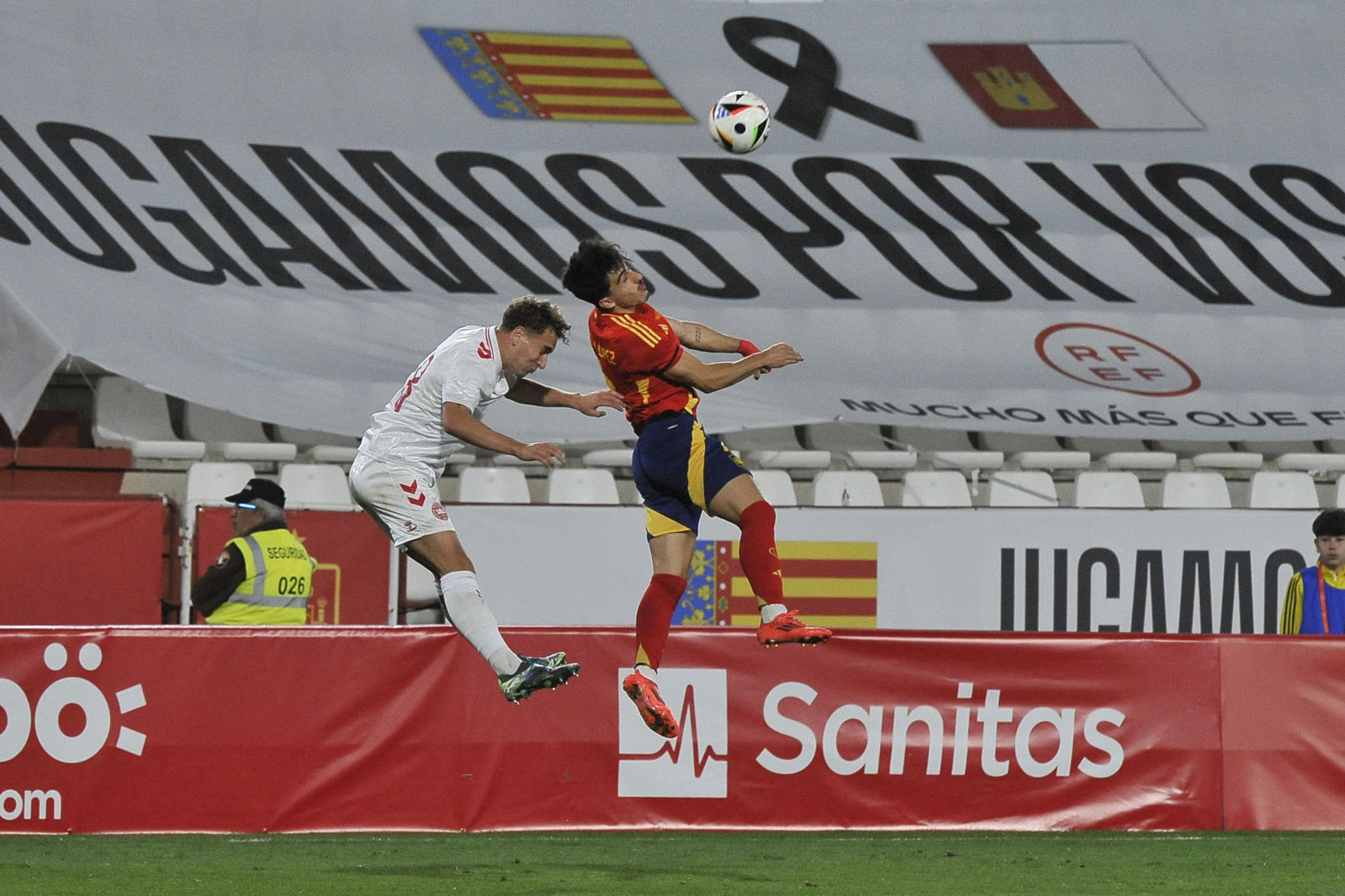 El centrocampista de la selección española sub21, Diego López (d), disputa un balón ante el jugador de Dinamarca durante el encuentro amistoso que disputan hoy martes en el estadio Carlos Belmonte de Albacete. EFE / Manu.
