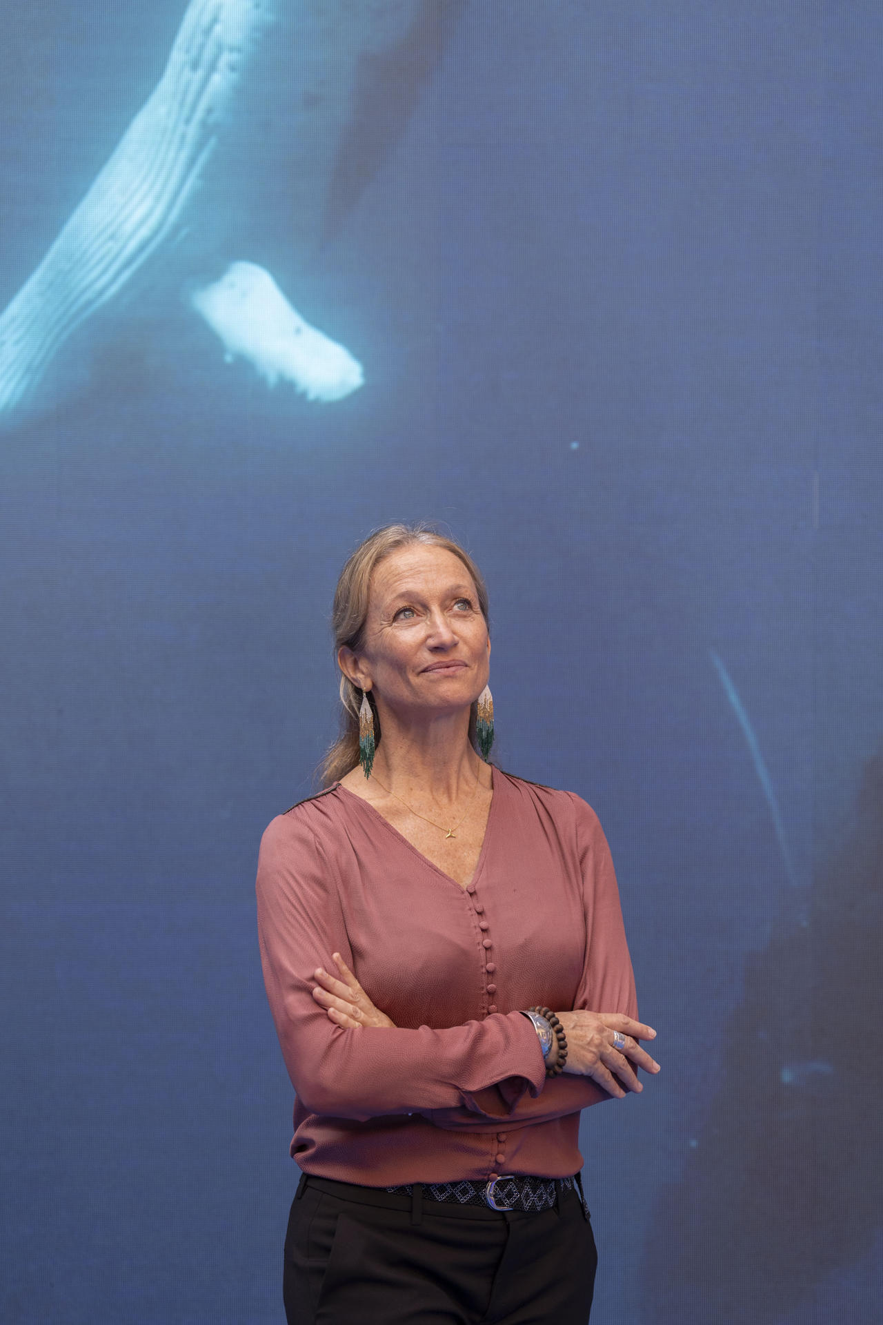 La activista ambiental, cineasta, exploradora y defensora de la protección de los océanos Celine Cousteau, nieta del oceanógrafo Jacques Cousteau, tras su intervención este miércoles en la apertura del Blue Zone Forum-Innovazul 2024, encuentro sobre economía azul promovido por la Zona Franca y la Universidad de Cádiz.EFE/Román Ríos.
