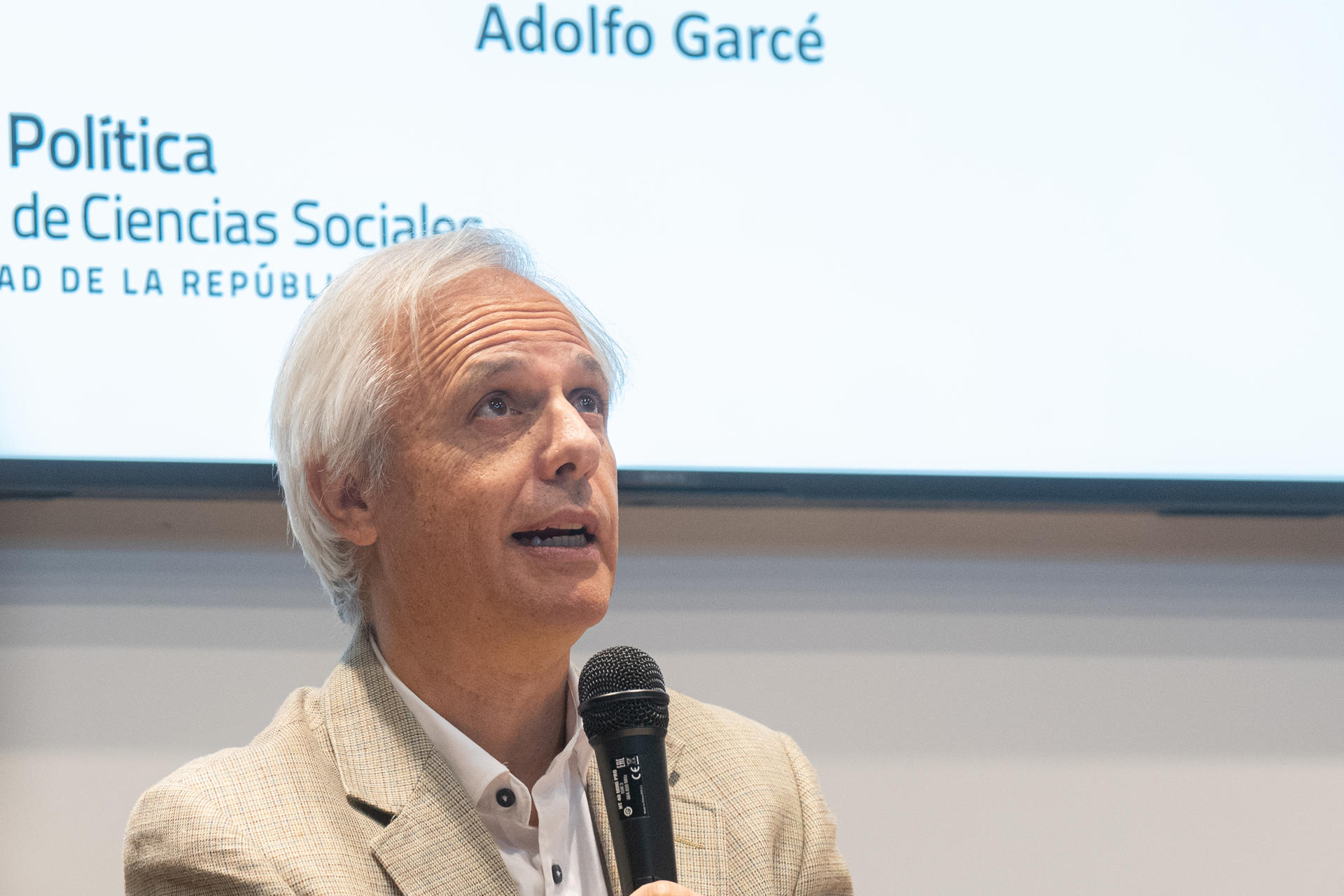 El politólogo Adolfo Garcé habla en un encuentro este martes, organizado por la Cámara Española Oficial de Comercio, Industria y Navegación (Camacoes) en Montevideo (Uruguay). EFE/ Sofía Torres
