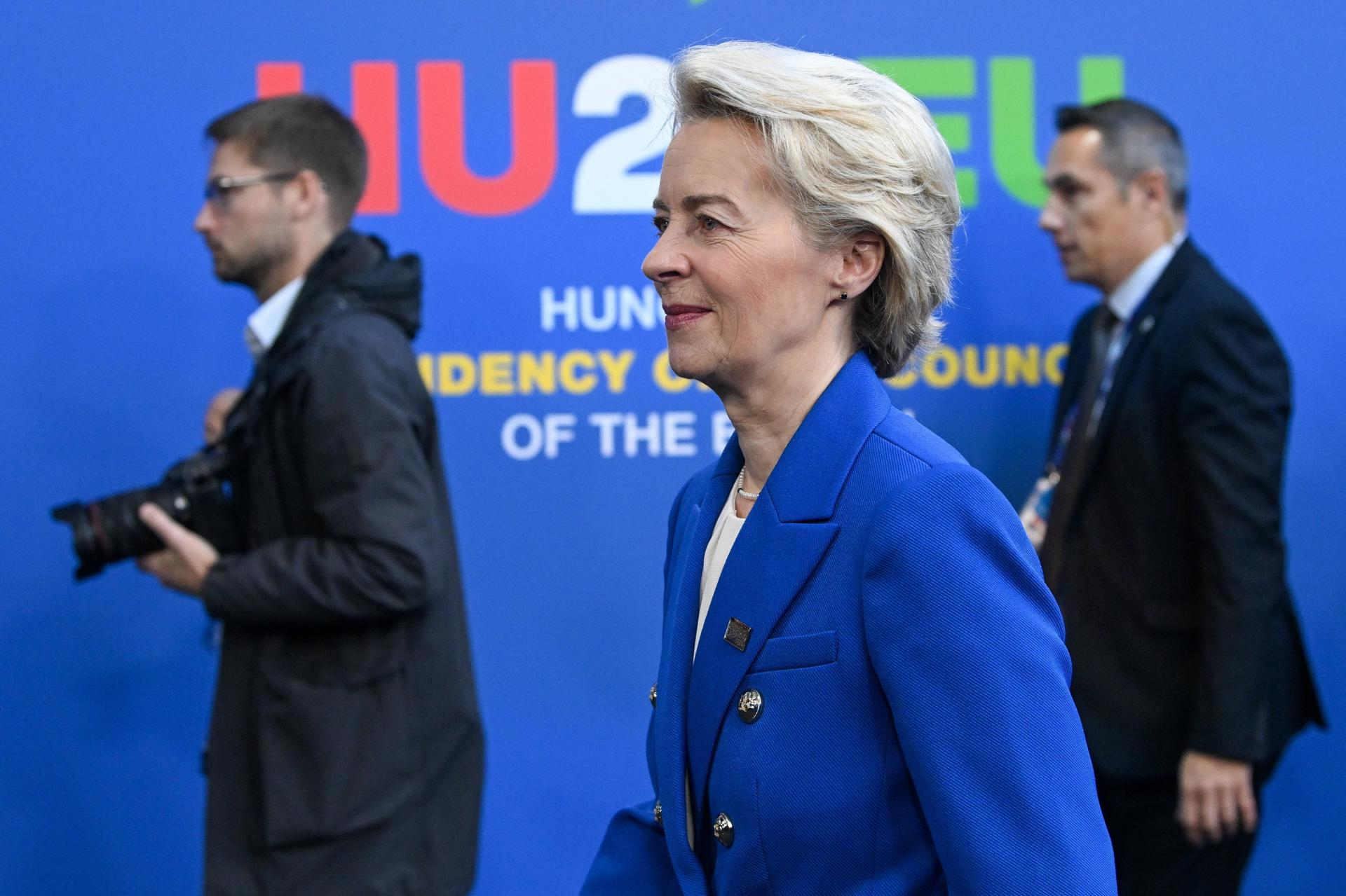 La presidenta de la Comisión Europea, Ursula von der Leyen (C), llega para una cumbre informal del Consejo Europeo en el Puskas Arena de Budapest, Hungría, el 8 de noviembre de 2024. La reunión informal tiene lugar después de la quinta cumbre de la Comunidad Política Europea. Hungría ostenta la presidencia del Consejo Europeo hasta el 31 de diciembre. (Hungría) EFE/EPA/SZILARD KOSZTICSAK HUNGRÍA FUERA
