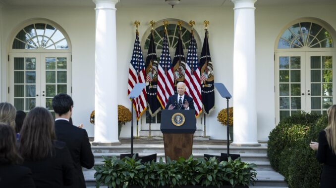 El presidente de EE.UU., Joe Biden, pronuncia un discurso sobre los resultados de las elecciones presidenciales de 2024 durante una dirección a la nación en el Jardín de Rosas de la Casa Blanca en Washington, DC, EE. UU., el 07 de noviembre de 2024. EFE/Graeme Sloan
