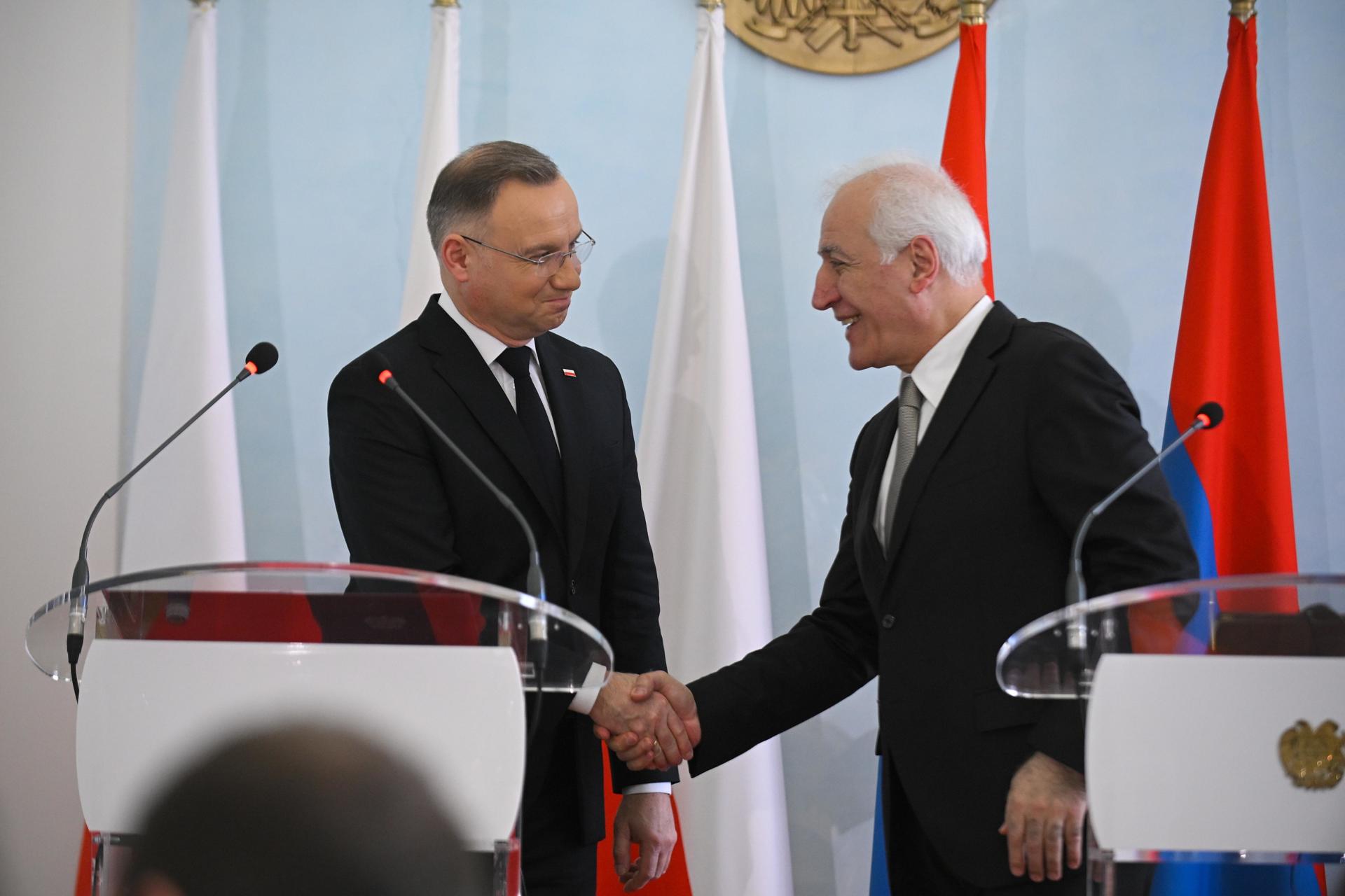 El presidente armenio Vahagn Khachaturyan (D) y el presidente polaco Andrzej Duda (I) asisten a una conferencia de prensa tras su reunión en el Palacio Presidencial de Ereván, Armenia, el 26 de noviembre de 2024. (Polonia) EFE/EPA/MARCIN OBARA POLONIA FUERA
