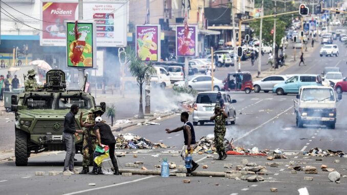 Los manifestantes chocan con la policía mientras esta lanza gas lacrimógeno para dispersar a los seguidores del líder de la oposición Venancio Mondlane que protestan contra los resultados de las elecciones presidenciales en el centro de Maputo, Mozambique, el 22 de noviembre de 2024. La policía mozambiqueña utilizó gas lacrimógeno para dispersar a cientos de manifestantes y partidarios del ex candidato presidencial Venancio Mondlane, quien se encuentra actualmente en el exilio, mientras cantaban el himno nacional de rodillas y cuestionaban los resultados de las disputadas elecciones generales celebradas en octubre de 2024. (Elections, Protests) EFE/EPA/LUISA NHANTUMBO
