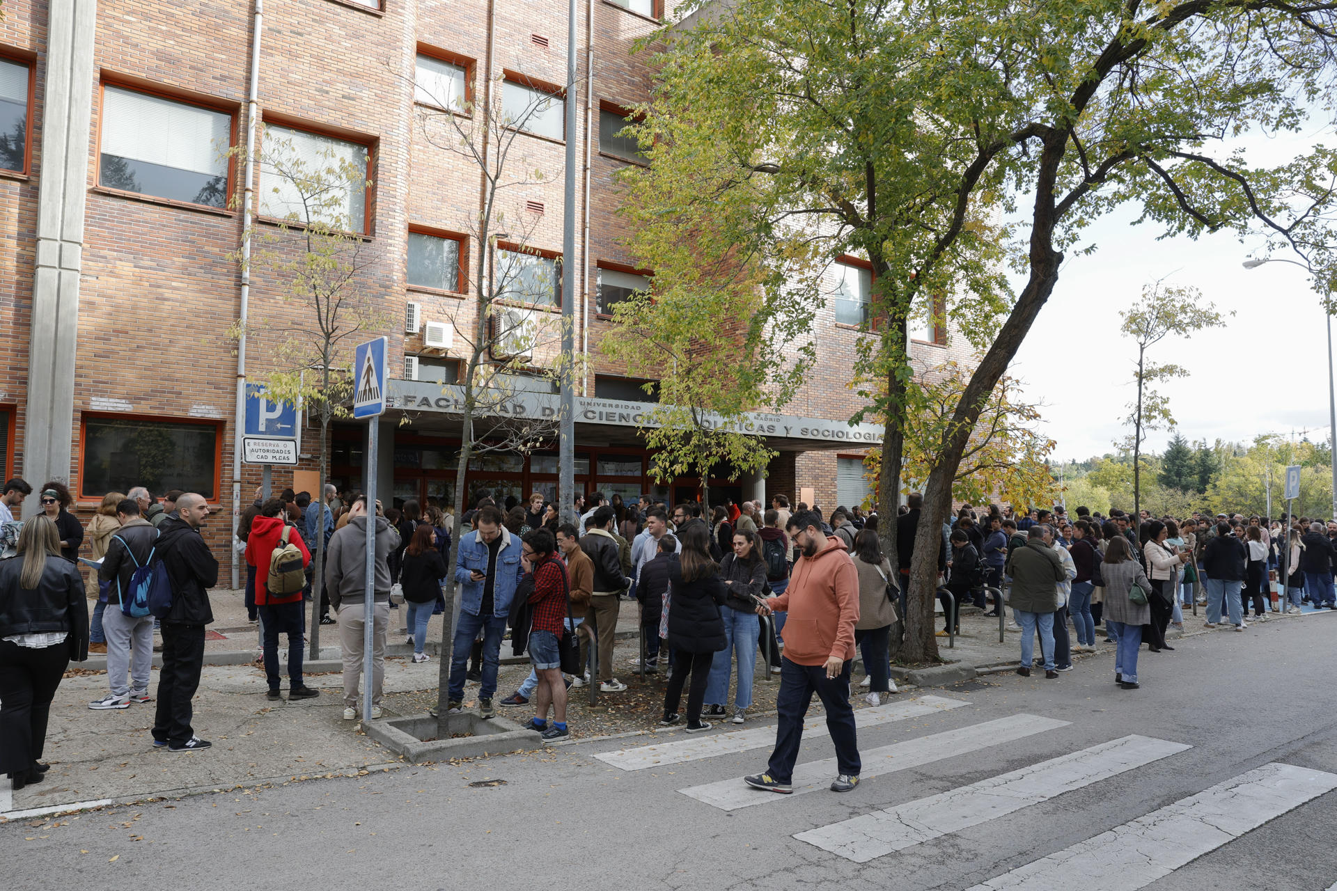 Un grupo de personas a las puertas de la facultad de Ciencias Económicas de la Universidad Complutense de Madrid, donde este sábado se celebra la prueba de las oposiciones de RTVE para informador. EFE/ Zipi Aragon
