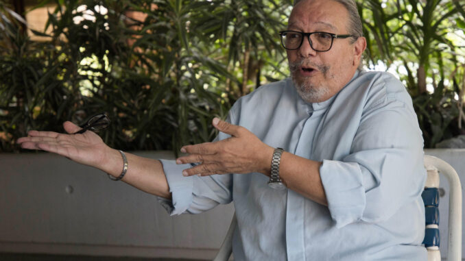 Fotografía del 6 de noviembre del 2024 del internacionalista Eloy Torres durante una entrevista con EFE, en Caracas (Venezuela). EFE/ Miguel Gutiérrez
