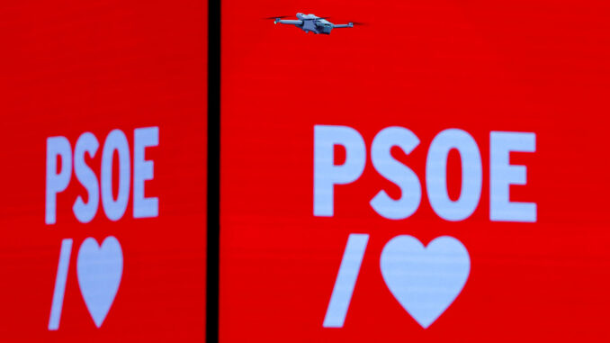 SEVILLA (ESPAÑA), 30/11/2024.- Un dron toma imágenes durante el 41 Congreso Federal del PSOE en Sevilla este sábado. EFE/ Julio Muñoz
