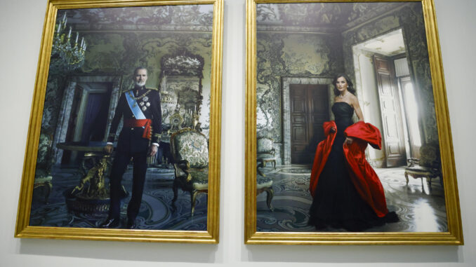 El Banco de España presenta los retratos que ha realizado la fotógrafa Annie Leibovitz de sus majestades los Reyes de España este martes en la sala del Consejo del Banco de España de Madrid. EFE/ Blanca Millez
